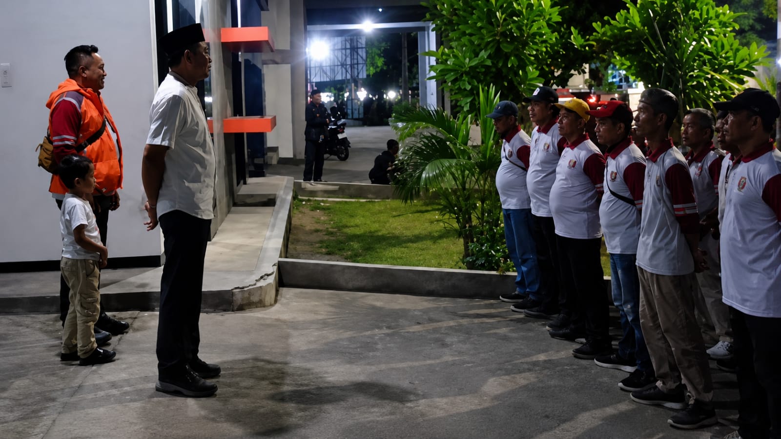 Pasukan Kebersihan DLH Ngawi Turun Tangan, Alun-Alun Kembali Rapi Usai Takbir Keliling
